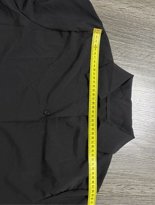 Camicia lunga nera con bottoni e orlo a pieghe