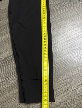 Camicia lunga nera con bottoni e orlo a pieghe