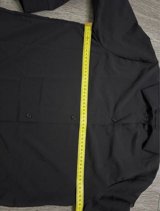 Camicia lunga nera con bottoni e orlo a pieghe