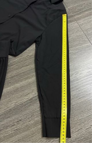 Camicia lunga nera con bottoni e orlo a pieghe