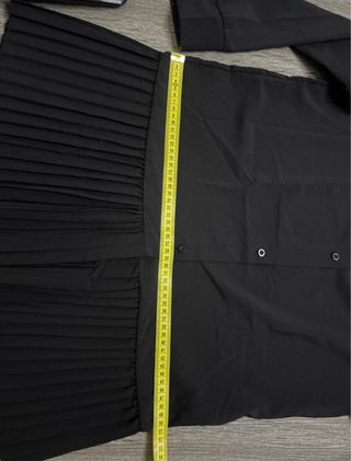 Camicia lunga nera con bottoni e orlo a pieghe