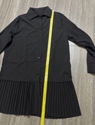 Camicia lunga nera con bottoni e orlo a pieghe