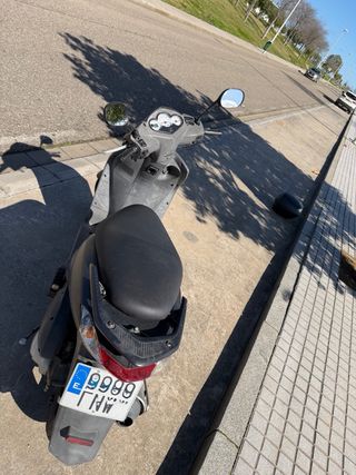 Honda Dylan 125 con caja trasera y su soporte.