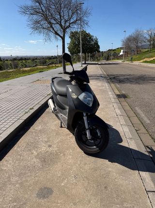 Honda Dylan 125 con caja trasera y su soporte.