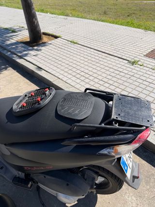 Honda Dylan 125 con caja trasera y su soporte.