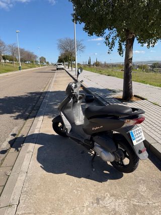 Honda Dylan 125 con caja trasera y su soporte.