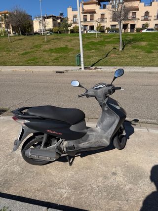 Honda Dylan 125 con caja trasera y su soporte.