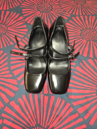 Zapatos negros de tacón con tiras