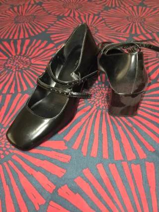 Zapatos negros de tacón con tiras
