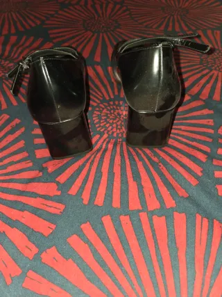 Zapatos negros de tacón con tiras