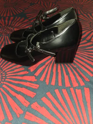 Zapatos negros de tacón con tiras