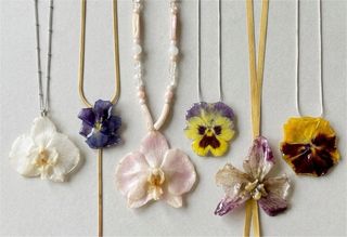 Collar flor ajustable morado y amarillo