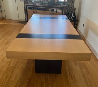 Mesa de comedor de roble con detalles roble negro