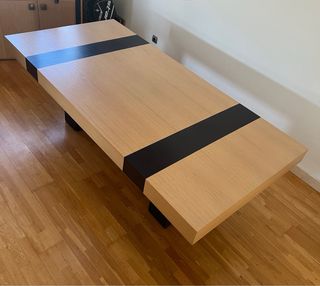 Mesa de comedor de roble con detalles roble negro