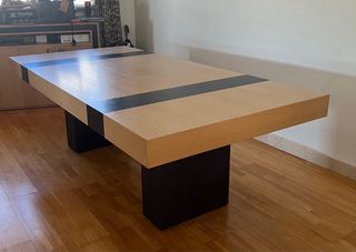 Mesa de comedor de roble con detalles roble negro