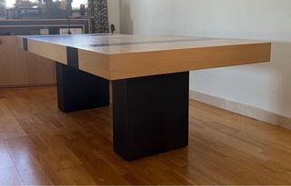 Mesa de comedor de roble con detalles roble negro