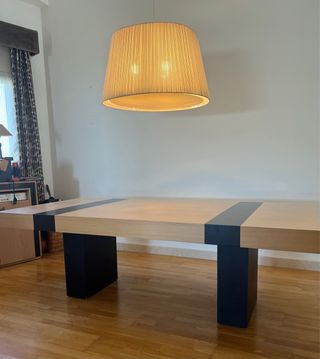 Mesa de comedor de roble con detalles roble negro