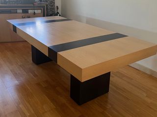 Mesa de comedor de roble con detalles roble negro