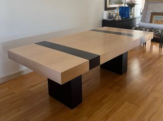 Mesa de comedor de roble con detalles roble negro