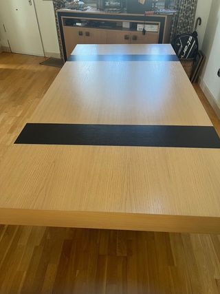 Mesa de comedor de roble con detalles roble negro