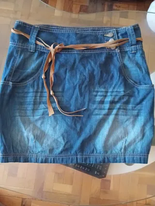 Falda vaquera azul Talla M. Se lleva en las cadera