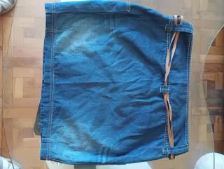 Falda vaquera azul Talla M. Se lleva en las cadera