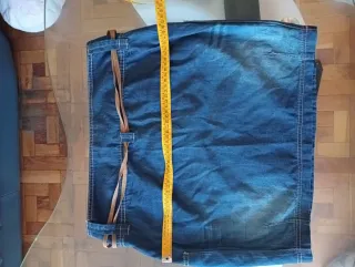 Falda vaquera azul Talla M. Se lleva en las cadera