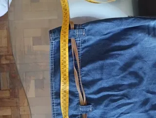 Falda vaquera azul Talla M. Se lleva en las cadera