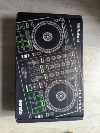 Controladora Roland DJ-202 Serato