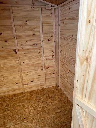 Caseta de Madera con Ventanas