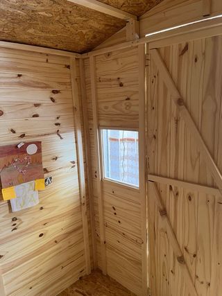 Caseta de Madera con Ventanas