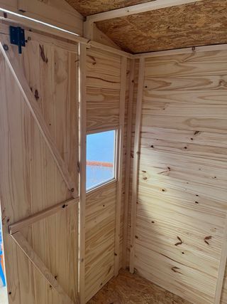 Caseta de Madera con Ventanas