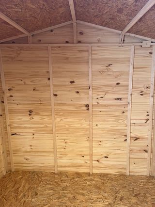 Caseta de Madera con Ventanas