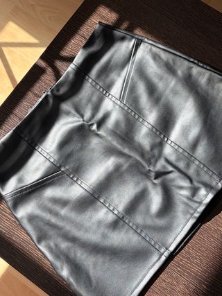 Falda efecto piel negra Primark Talla S