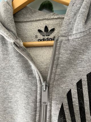 Chaqueta Adidas Gris con Logo Grande