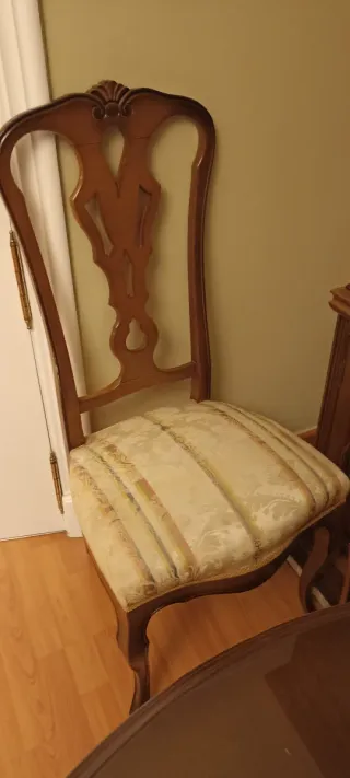 Mesa de salón con 4 sillas