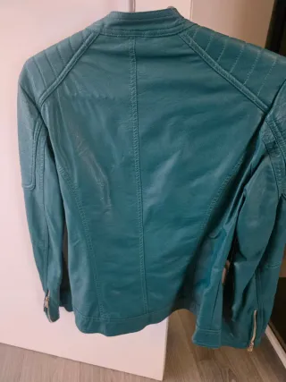 Cazadora verde estilo motero