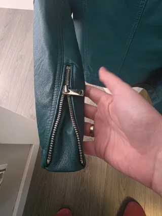 Cazadora verde estilo motero