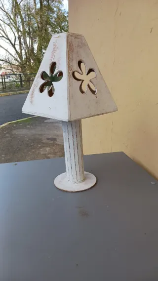 Lámpara decorativa de madera blanca