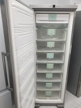 Congelador Vertical Liebherr 1.85m x 65cm