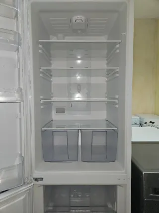 Nevera blanca de dos puertas 6 meses de garantía