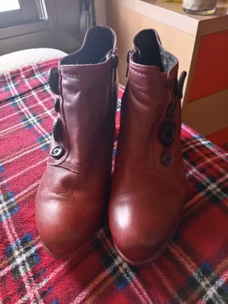 Botines Strover Piel Rojo Detalle Botones