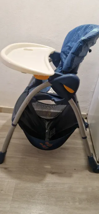 Trona de bebé plegable azul marca chicco