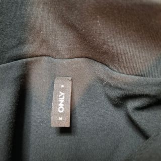 Top negro escote drapeado ONLY