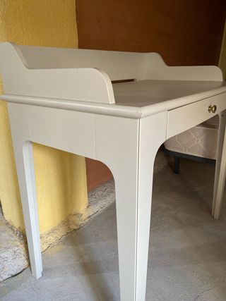 Escritorio blanco de madera