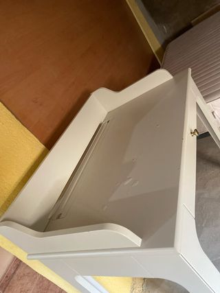 Escritorio blanco de madera