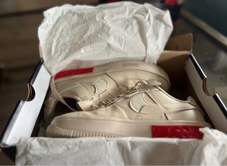 Nike Air Force 1 Edición Limitada Beige/Rojo