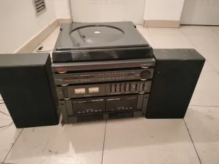 Minicadena con altavoces y tocadiscos