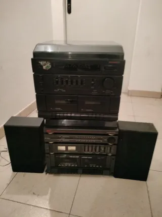 Minicadena con altavoces y tocadiscos