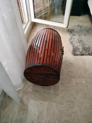 Baúl de bambú y madera
